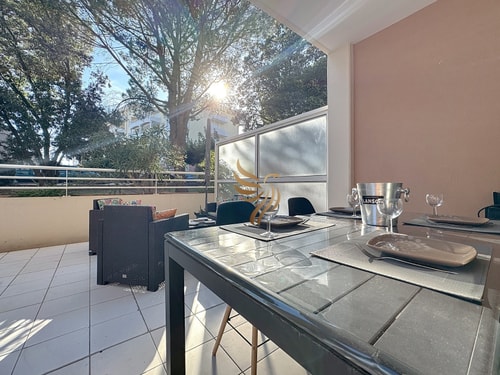 BellaHorizon T2-view of garden-terrace-park-WIFI. 16 CapitalChic Conciergerie