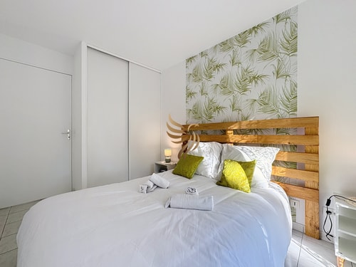 BellaHorizon T2-view of garden-terrace-park-WIFI. 32 CapitalChic Conciergerie