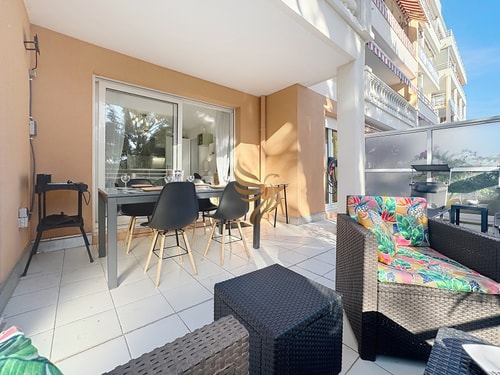 BellaHorizon T2-view of garden-terrace-park-WIFI. 8 CapitalChic Conciergerie