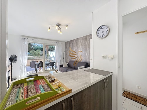 BellaHorizon T2-view of garden-terrace-park-WIFI. 29 CapitalChic Conciergerie