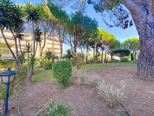 BellaHorizon T2-view of garden-terrace-park-WIFI. 43 CapitalChic Conciergerie