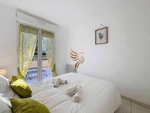 BellaHorizon T2-view of garden-terrace-park-WIFI. 34 CapitalChic Conciergerie