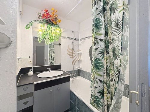 3-bed apt, 4 ppl, pool, WiFi, parking 27 CapitalChic Conciergerie