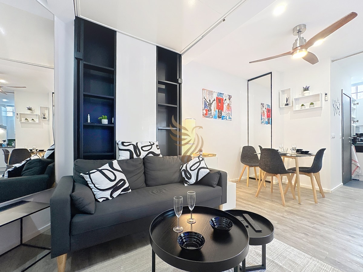 Chic Studio – Parking & Beaches 15 min Walk CapitalChic Conciergerie