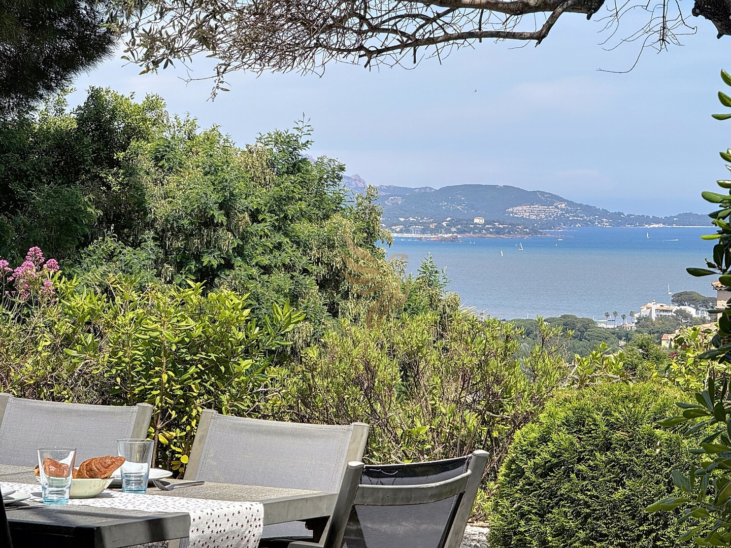 2-bedroom apartment – sleeps 4 – Sea view CapitalChic Conciergerie