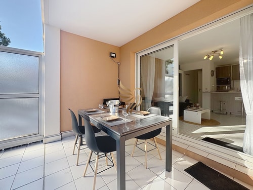 BellaHorizon T2-view of garden-terrace-park-WIFI. 49 CapitalChic Conciergerie