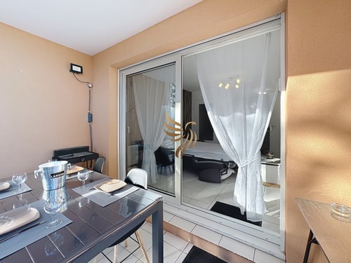 BellaHorizon T2-view of garden-terrace-park-WIFI. 38 CapitalChic Conciergerie