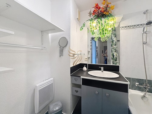 3-bed apt, 4 ppl, pool, WiFi, parking 25 CapitalChic Conciergerie