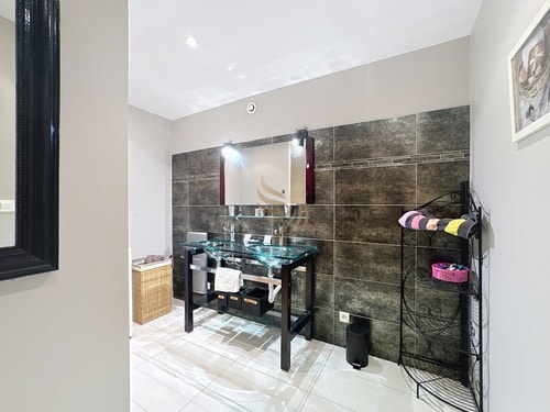 2-bedroom apartment – sleeps 4 – Sea view 32 CapitalChic Conciergerie