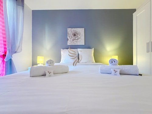 3-bed apt, 4 ppl, pool, WiFi, parking 22 CapitalChic Conciergerie