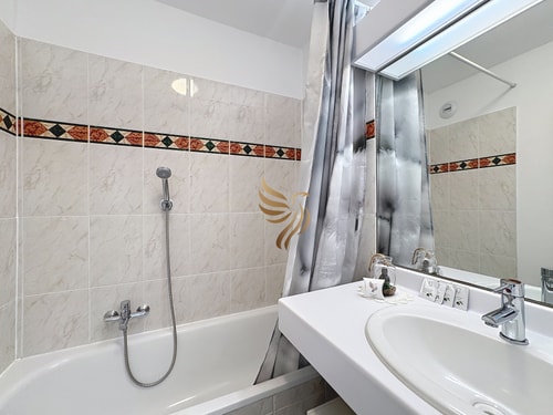 BellaHorizon T2-view of garden-terrace-park-WIFI. 20 CapitalChic Conciergerie