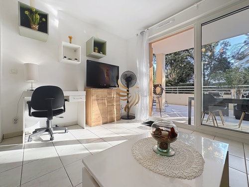 BellaHorizon T2-view of garden-terrace-park-WIFI. 13 CapitalChic Conciergerie