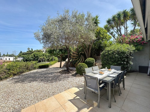 2-bedroom apartment – sleeps 4 – Sea view 43 CapitalChic Conciergerie