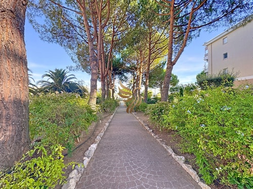 BellaHorizon T2-view of garden-terrace-park-WIFI. 44 CapitalChic Conciergerie