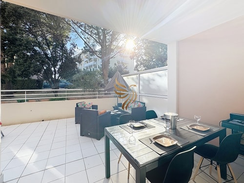 BellaHorizon T2-view of garden-terrace-park-WIFI. 36 CapitalChic Conciergerie