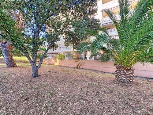 BellaHorizon T2-view of garden-terrace-park-WIFI. 48 CapitalChic Conciergerie