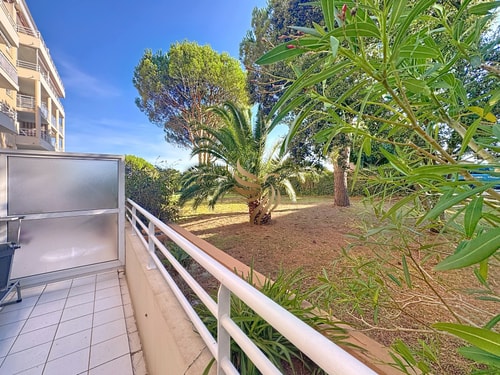 BellaHorizon T2-view of garden-terrace-park-WIFI. 9 CapitalChic Conciergerie