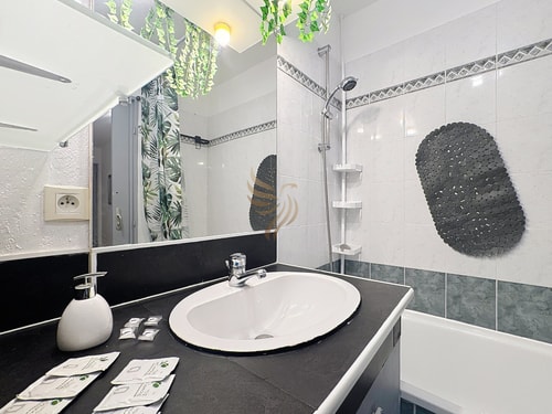 3-bed apt, 4 ppl, pool, WiFi, parking 30 CapitalChic Conciergerie