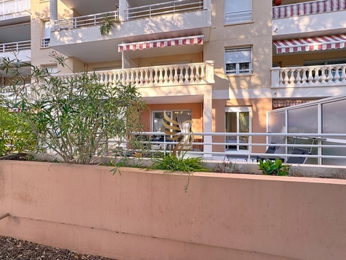 BellaHorizon T2-view of garden-terrace-park-WIFI. 47 CapitalChic Conciergerie