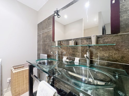 2-bedroom apartment – sleeps 4 – Sea view 30 CapitalChic Conciergerie