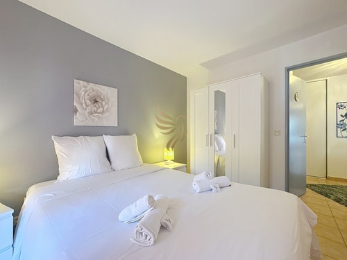3-bed apt, 4 ppl, pool, WiFi, parking 24 CapitalChic Conciergerie