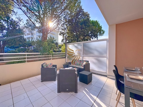 BellaHorizon T2-view of garden-terrace-park-WIFI. 19 CapitalChic Conciergerie