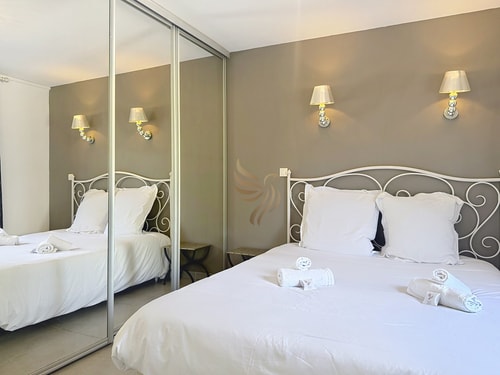 2-bedroom apartment – sleeps 4 – Sea view 9 CapitalChic Conciergerie
