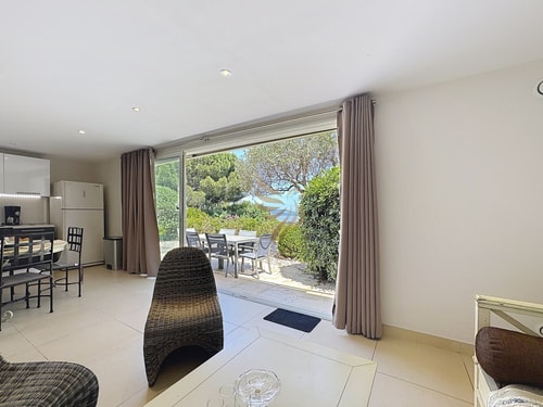 2-bedroom apartment – sleeps 4 – Sea view 25 CapitalChic Conciergerie