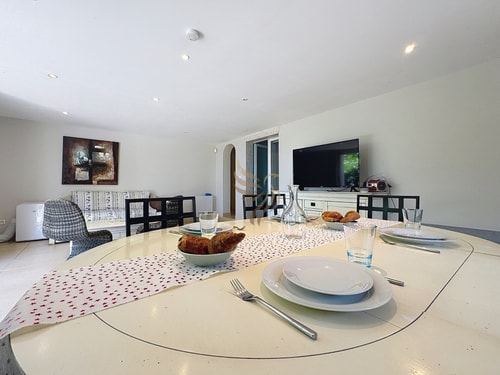 2-bedroom apartment – sleeps 4 – Sea view 21 CapitalChic Conciergerie