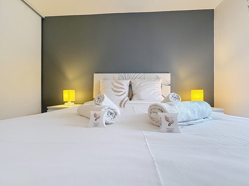 3-bed apt, 4 ppl, pool, WiFi, parking 28 CapitalChic Conciergerie
