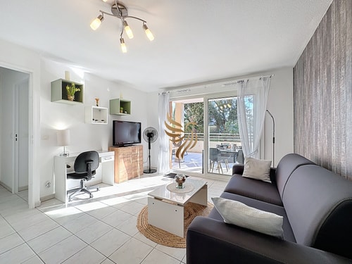 BellaHorizon T2-view of garden-terrace-park-WIFI. 2 CapitalChic Conciergerie