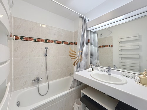 BellaHorizon T2-view of garden-terrace-park-WIFI. 12 CapitalChic Conciergerie