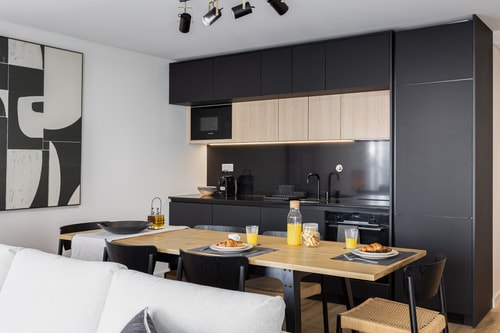 Modern Expo@ Free Parking/ AC/ Lift/ Balcony 3 Hansi Home