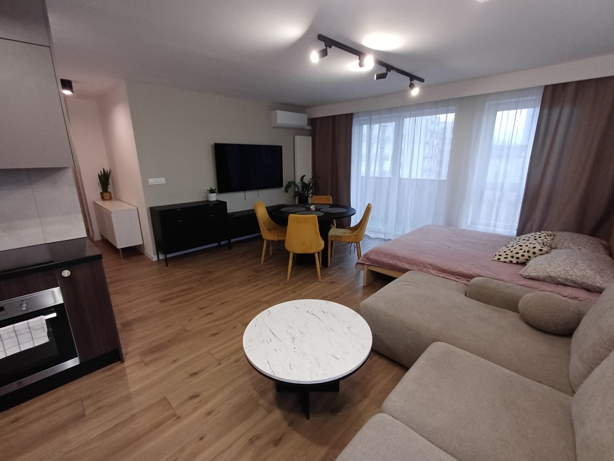 Targowa Luxury 3-Bedroom Apartment - Free Parking gallery image 1