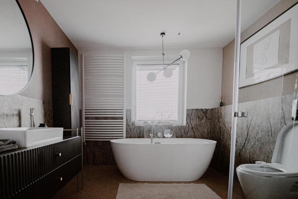 Targowa Luxury 3-Bedroom Apartment - Free Parking gallery image 15