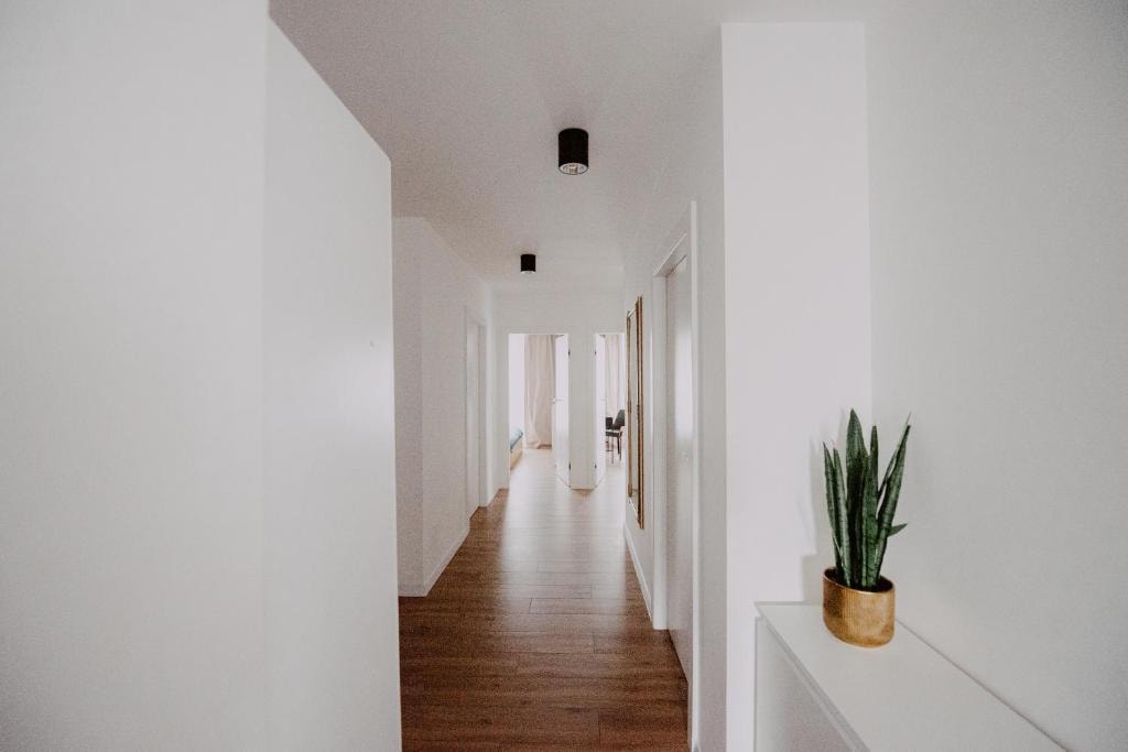 Targowa Luxury 3-Bedroom Apartment - Free Parking gallery image 3
