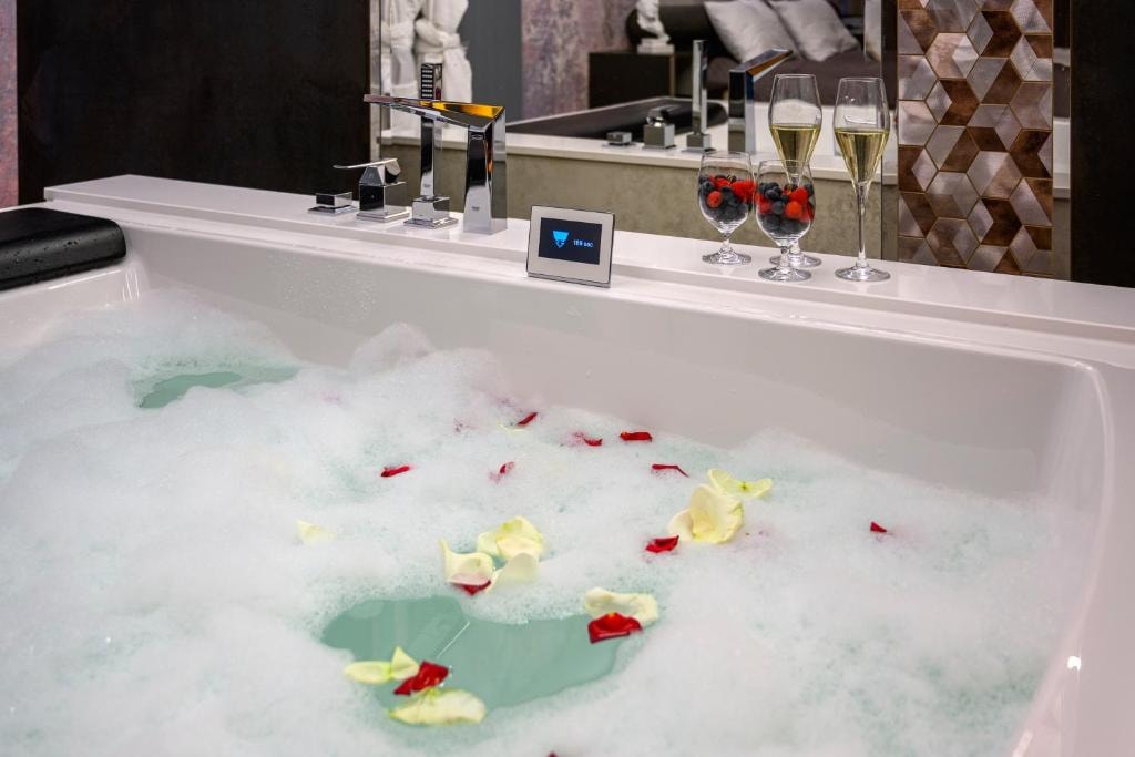 Pietryna Apartments - Private Sauna & Jacuzzi - Centrum, Piotrkowska 103B gallery image 26