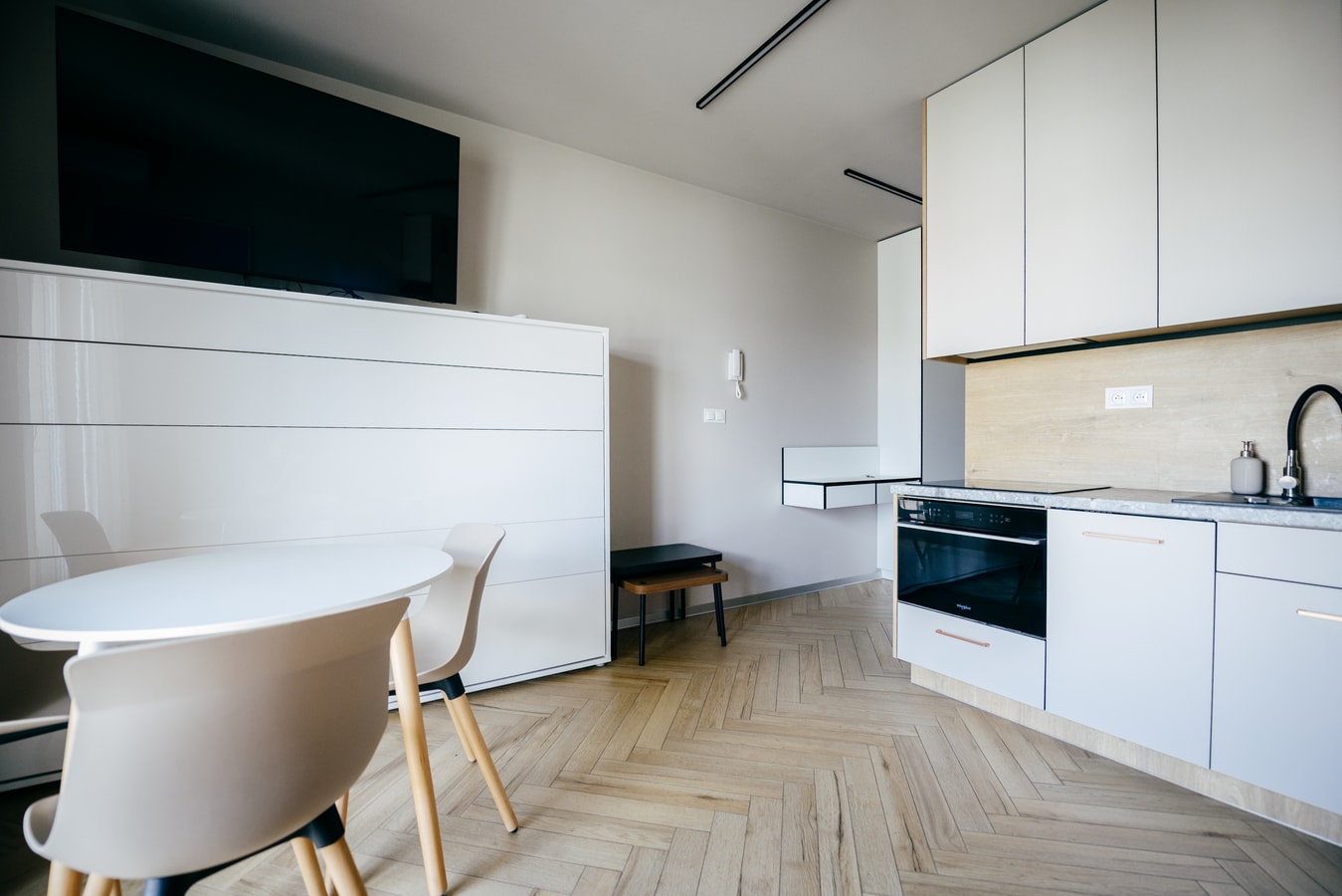 Chill in Łódź - Modern Studio with AC & Private Sleeping Area gallery image 4