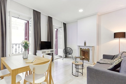 XVIII. Apt. en GRAN VÍA – Ideal para Familias!