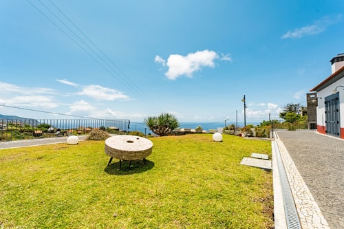 Poolside paradise in P. do Sol