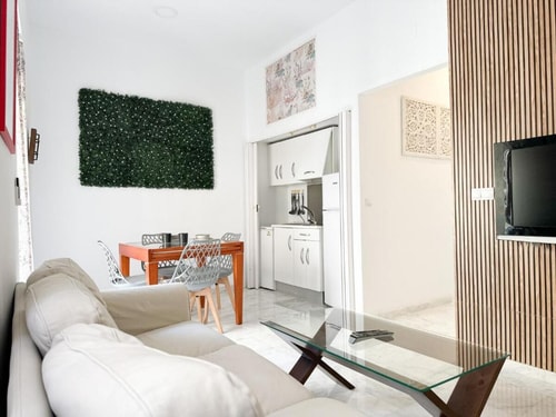 Central Cozy Budget 2BR Apt with AC, 1 bath