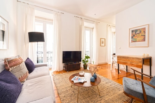 NEW! 1 Bed Charming Apt w/ Balcony city center