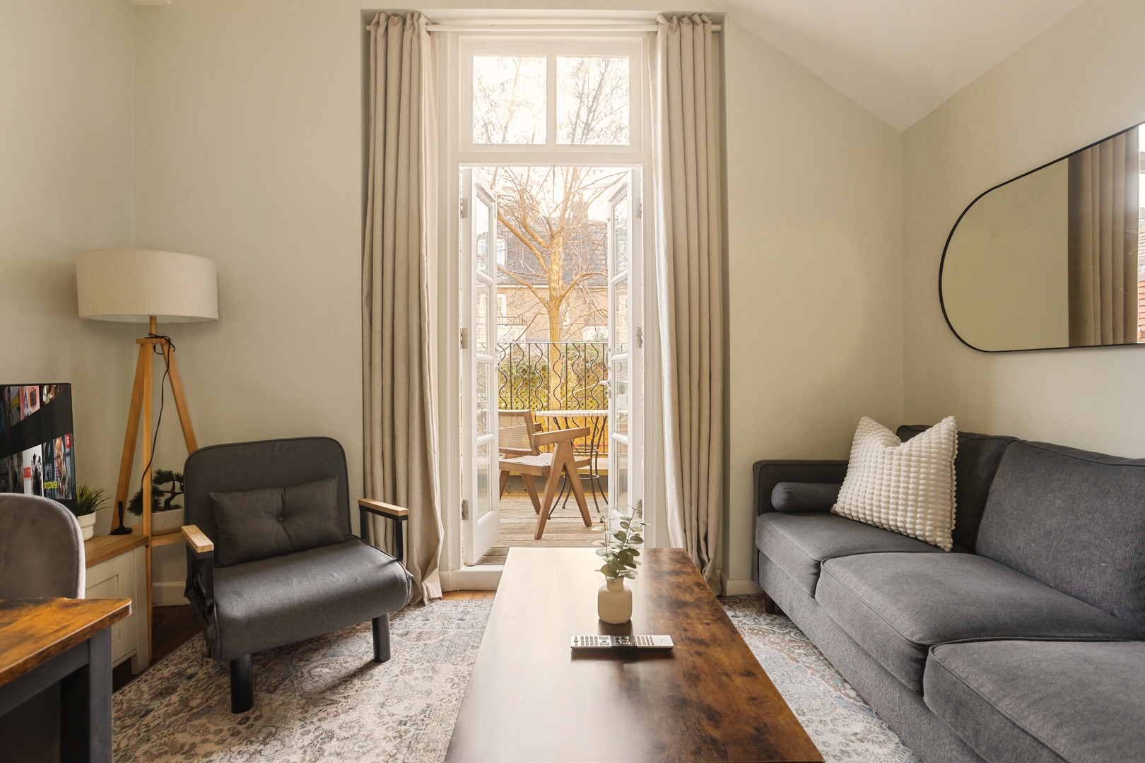 2-Bed Chelsea Flat with Balcony