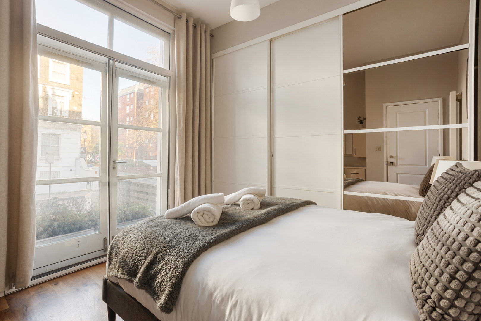 2-Bed Chelsea Flat with Balcony photo 8