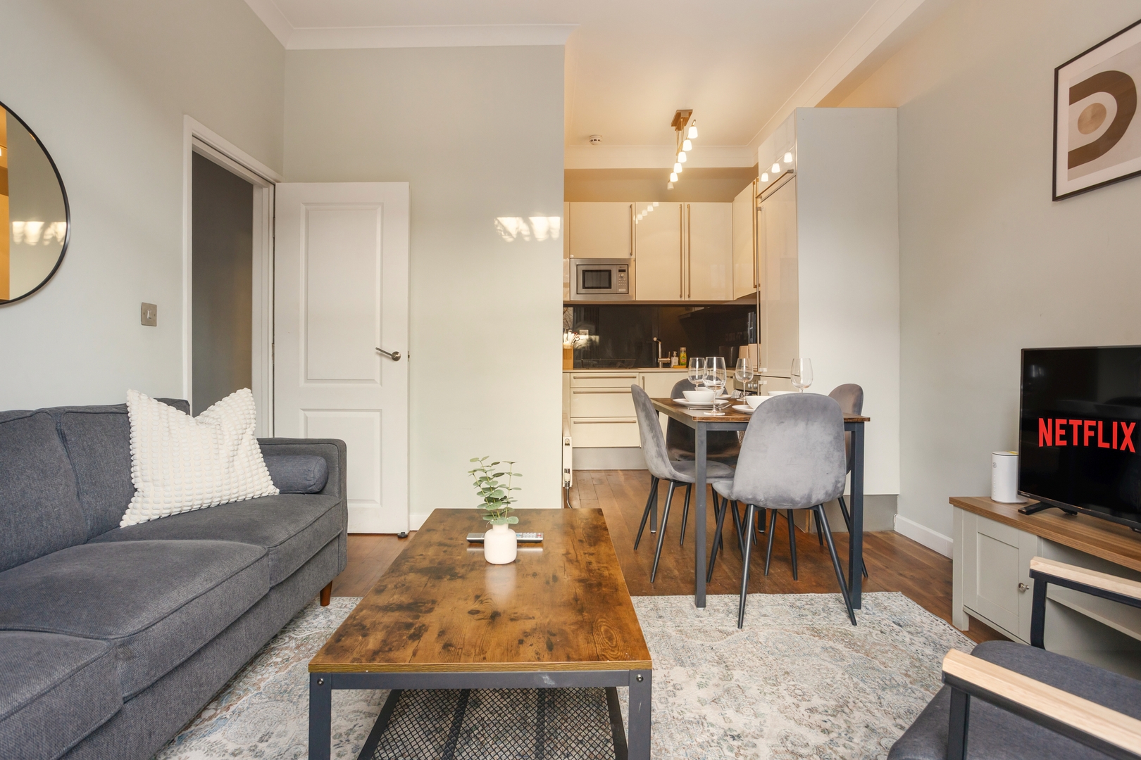 2-Bed Chelsea Flat with Balcony photo 7