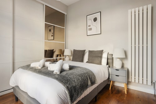 Chelsea 2BR Flat with Balcony • Fulham Broadway 7min
