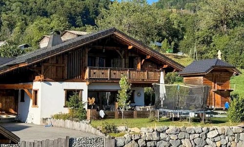 Beautiful chalet with swimming pool & great garden