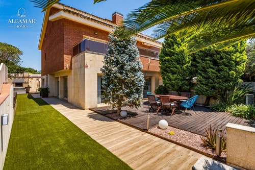 Serenia House: Modern Retreat in Fenals with Pool 2 Alfamarhomes.com