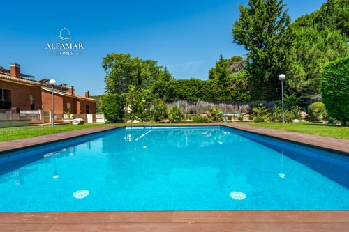 Serenia House: Modern Retreat in Fenals with Pool 36 Alfamarhomes.com