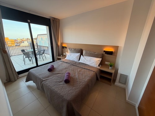 Sarai Suite: Modern Apartment with Terrace & Pool 4 Alfamarhomes.com